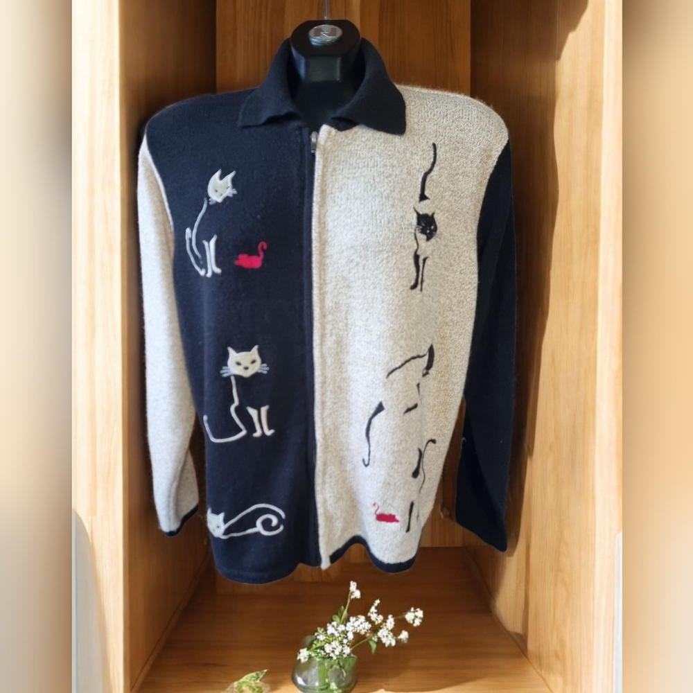 Vintage TanJay Embroidered Black and Cream Cat Design Ladies Zip-Up Sweater
